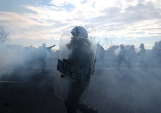 Δεν μπορούν να κλείνουν τελωνεία και δρόμοι λέει ο Χρυσοχοΐδης που στη Λάρισα είδε μόνο επίθεση σε αστυνομικό