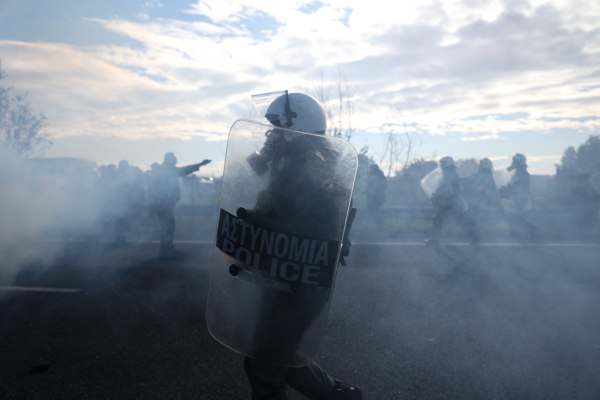 Δεν μπορούν να κλείνουν τελωνεία και δρόμοι λέει ο Χρυσοχοΐδης που στη Λάρισα είδε μόνο επίθεση σε αστυνομικό