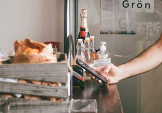 Χρήματα; Ποιο πορτοφόλι; Η Gen Z ζει μόνο με το κινητό