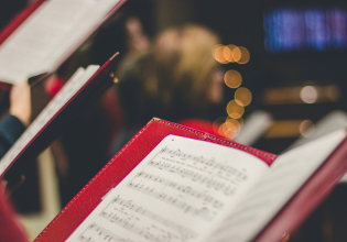 Από τον Προκόπιεφ στην Μπίλι Άιλις: Γιατί αρκούν λίγα δευτερόλεπτα για να πούμε ότι ένα τραγούδι είναι «χριστουγεννιάτικο»;