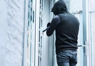 Έκλεβαν πέντε σπίτια κάθε βράδυ και έκαναν τηλεφωνικές απάτες – Συνελήφθησαν 12 μέλη της σπείρας