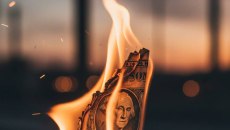 Δολάριο: Το μετέωρο βήμα οδεύοντας στο 2026 – Ένα «προειδοποιητικό φως» αναβοσβήνει