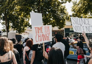 Ο μύθος ότι η Δημοκρατία και η πολιτική υποφέρουν από κόπωση – Το παράδειγμα της Γαλλίας