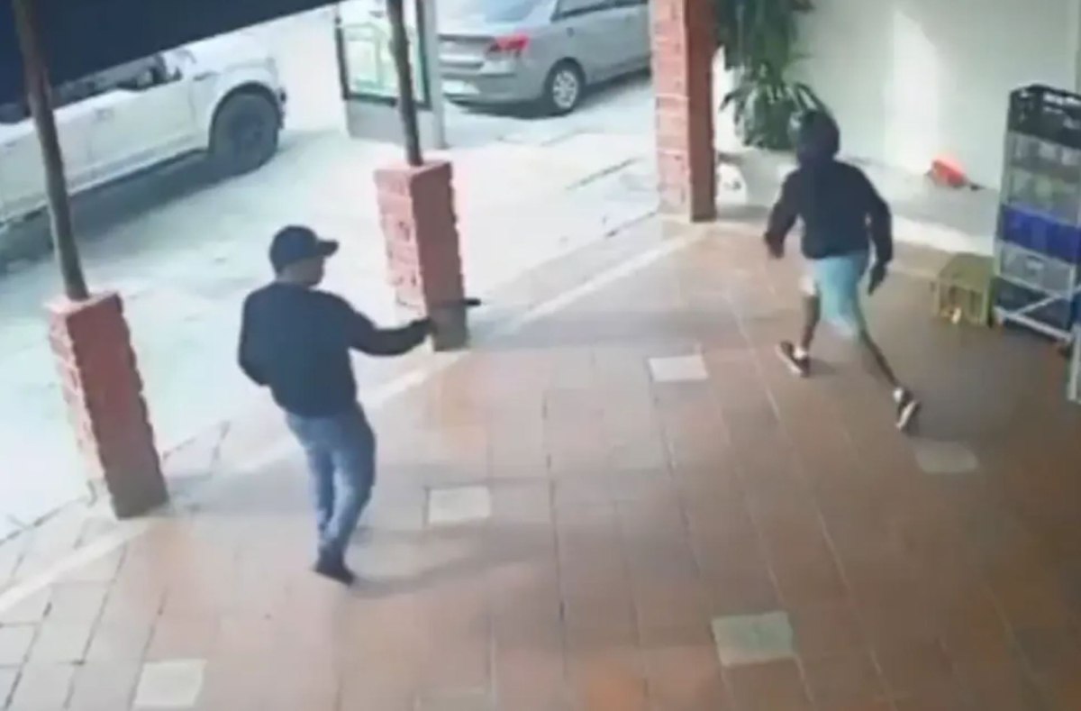 Σοκαριστικές εικόνες στον Ισημερινό: Η στιγμή της εκτέλεσης ποδοσφαιριστή και της συζύγου του στη μέση του δρόμου (vid)