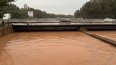 Κακοκαιρία Byron: Ήχησε το 112 στην περιοχή «Ποντιακά» Ελευσίνας – Πιθανή υπερχείλιση του ποταμού