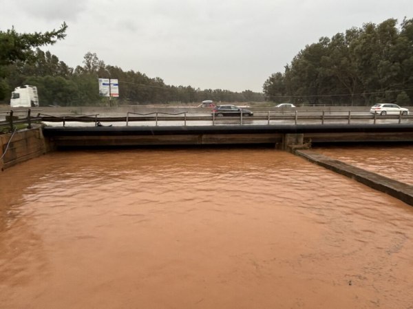Κακοκαιρία Byron: Ήχησε το 112 στην περιοχή «Ποντιακά» Ελευσίνας – Πιθανή υπερχείλιση του ποταμού