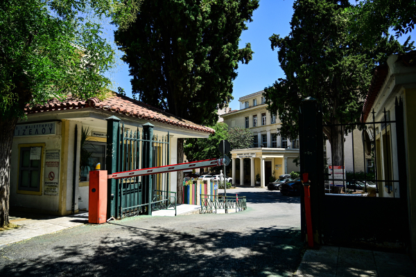 Τα «κάλαντα» της Πρωτοχρονιάς στον Γεωργιάδη – «Στο πόδι» οι εργαζόμενοι στο ΓΝ «Έλενα» για να υποδεχθούν τον υπουργό