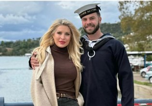 Ελένη Μενεγάκη: Στην ορκομωσία του γιου της Άγγελου στο Ναυτικό, με όλη την οικογένειά της