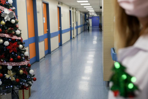 «Στον κάδο με τα νοσοκομειακά απόβλητα» – Σπαρακτική επιστολή εκπαιδευτικού για τα «αόρατα» παιδιά που θα γιορτάσουν μόνα