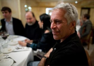 Η κυβέρνηση Τραμπ αποκαλύπτει μέρος του εκρηκτικού φακέλου Επσταϊν