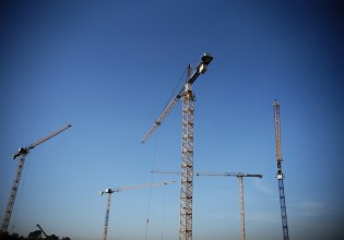 Ελεγκτικό Συνέδριο: Αδιαφάνεια στις δημόσιες συμβάσεις – Χαμηλός ανταγωνισμός και λάθη