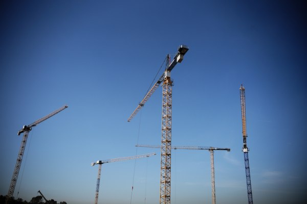 Ελεγκτικό Συνέδριο: Αδιαφάνεια στις δημόσιες συμβάσεις – Χαμηλός ανταγωνισμός και λάθη