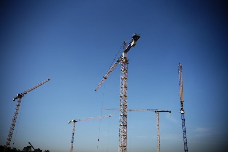 Ελεγκτικό Συνέδριο: Αδιαφάνεια στις δημόσιες συμβάσεις – Χαμηλός ανταγωνισμός και λάθη