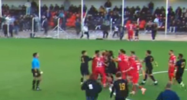 «Σύρραξη» στο Χερσόνησος – Εργότελης: Κουτούλησε αντίπαλο πρώην παίκτης του Παναθηναϊκού (vid)