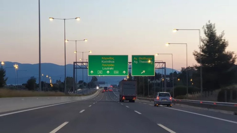 Τροχαίο με εκτροπή οχήματος στην εθνική οδό προς Κόρινθο – Πού σημειώνονται καθυστερήσεις