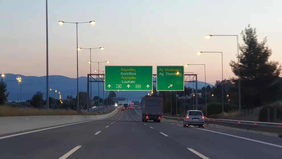 Τροχαίο με εκτροπή οχήματος στην εθνική οδό προς Κόρινθο – Πού σημειώνονται καθυστερήσεις