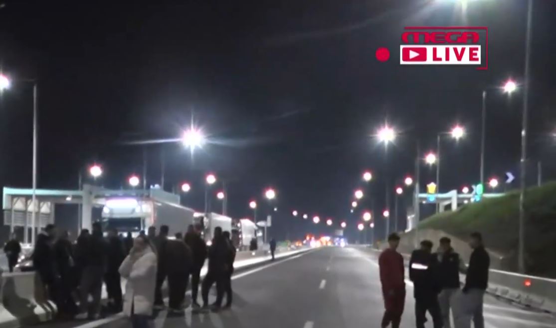 Αγρότες έκλεισαν τη νέα Εθνική Οδό Πατρών – Πύργου