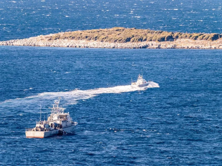 Διαδοχικές επιχειρήσεις διάσωσης μεταναστών νότια της Γαύδου – 131 άτομα μεταφέρθηκαν με ασφάλεια στο λιμάνι