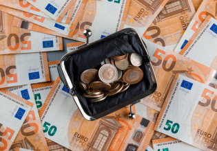 Ποιες συντάξεις και επιδόματα καταβάλλονται έως παραμονή Χριστουγέννων