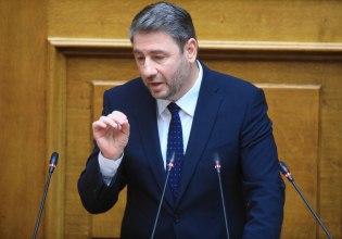 Ανδρουλάκης: Σύγκρουση με τον Μητσοτάκη, κριτική στον Τσίπρα και στο βάθος δημοσκοπικές «βελόνες»