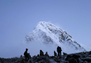 Έβερεστ: «Σκοντάφτοντας» στον δρόμο για τον… ουρανό – Το βαρύ τίμημα του υπερτουρισμού
