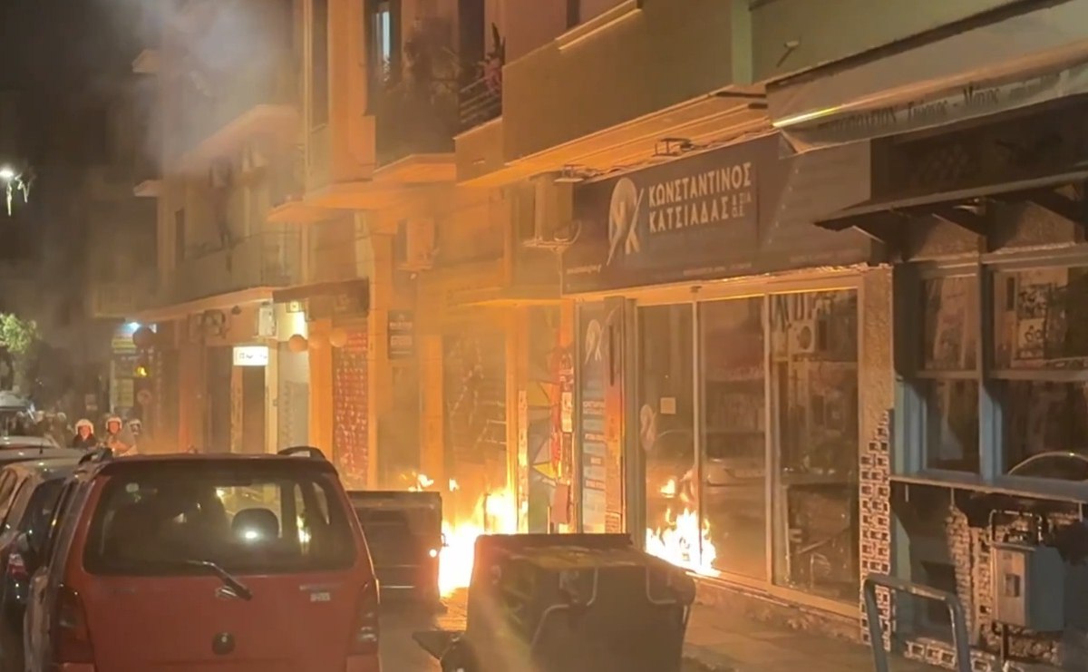 Εξάρχεια: Πεδίο μάχης με μολότοφ, χημικά, κρότου λάμψης και πυρκαγιές σε κάδους