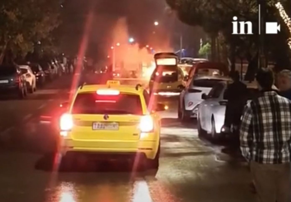 Φωτιά σε όχημα στο κέντρο της Αθήνας – Έκλεισε η Μαυροματαίων στο Πεδίον του Άρεως