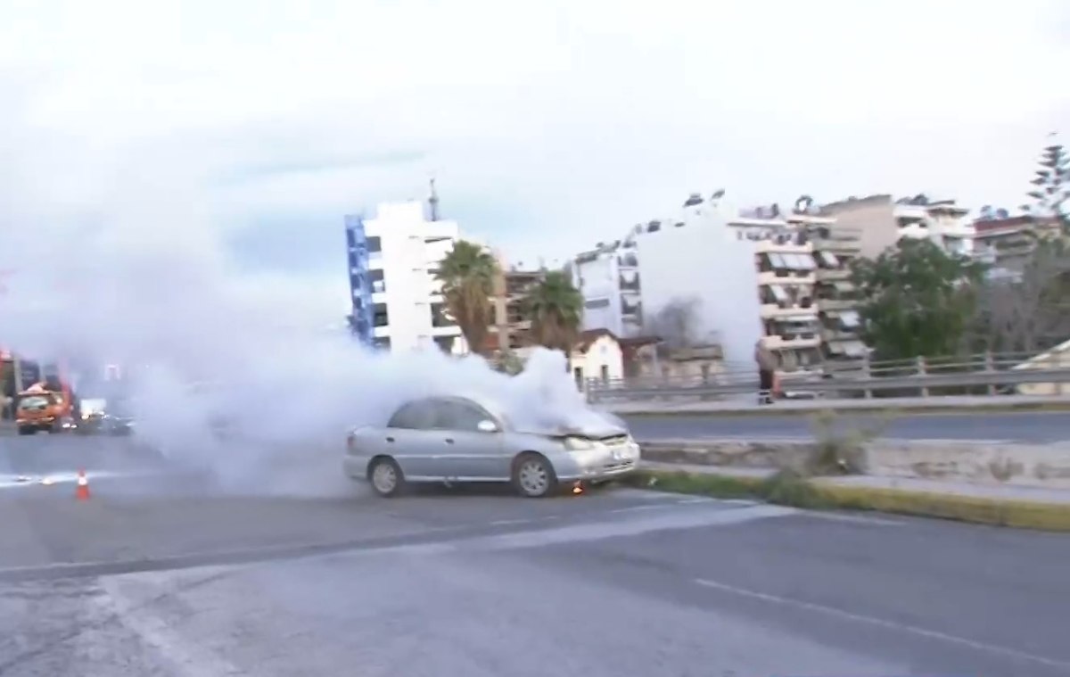 Φάληρο: Δεύτερο αυτοκίνητο τυλίχτηκε στις φλόγες την Κυριακή – Πρόλαβε να απομακρυνθεί ο οδηγός