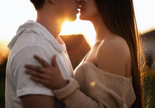 Πόσο μονογαμικοί είναι οι άνθρωποι; Περισσότερο από τους χιμπατζήδες, λιγότερο από τους κάστορες