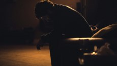 «Ήταν βάρβαρα βασανιστήρια» – Φρικιαστικές μαρτυρίες  επιζώντων από τις «θεραπείες» μεταστροφής