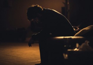 «Ήταν βάρβαρα βασανιστήρια» – Φρικιαστικές μαρτυρίες επιζώντων από τις «θεραπείες» μεταστροφής