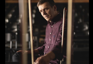 «Ριχ’ τε με μες στα δοξάρια»: Ο Βασίλης Προδρόμου στο Gazarte Roof Stage