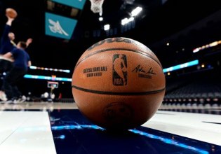 To NBA γλιστράει στον… λάθος δρόμο με τα νέα λαμπερά παρκέ του
