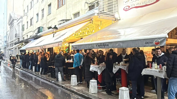 Συνεχής βροχή και κρύο χάλασαν το… γλέντι στη Θεσσαλονίκη – Υποτονική η κίνηση στους δρόμους
