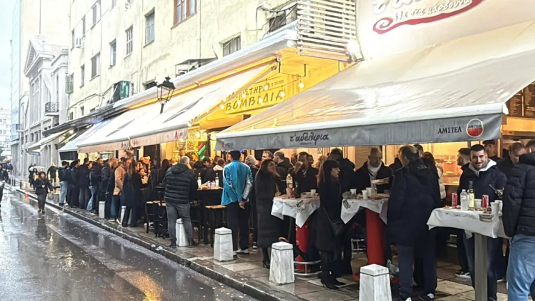 Συνεχής βροχή και κρύο χάλασαν το… γλέντι στη Θεσσαλονίκη – Υποτονική η κίνηση στους δρόμους