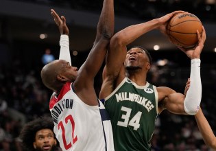 Ο Αντετοκούνμπο… παρακαλάει για ένα φάουλ στο NBA (pic, vid)