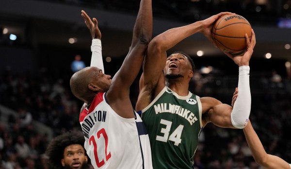 Ο Αντετοκούνμπο… παρακαλάει για ένα φάουλ στο NBA (pic, vid)