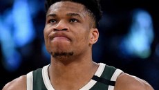 Γιάννης Αντετοκούνμπο: Θα μείνει εκτός δράσης από δύο 2 έως 4 εβδομάδες μετά τον τραυματισμό του