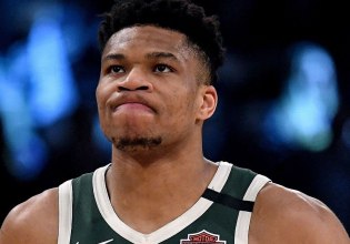 Γιάννης Αντετοκούνμπο: Θα μείνει εκτός δράσης από δύο 2 έως 4 εβδομάδες μετά τον τραυματισμό του