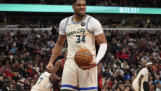 Νέο ξέσπασμα του Αντετοκούνμπο: «Είμαι εδώ, μην μου κάνεις αυτή την ερώτηση, είναι ασέβεια…» (vid)