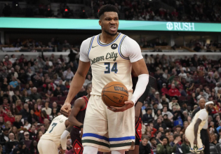 Νέο ξέσπασμα του Αντετοκούνμπο: «Είμαι εδώ, μην μου κάνεις αυτή την ερώτηση, είναι ασέβεια…» (vid)