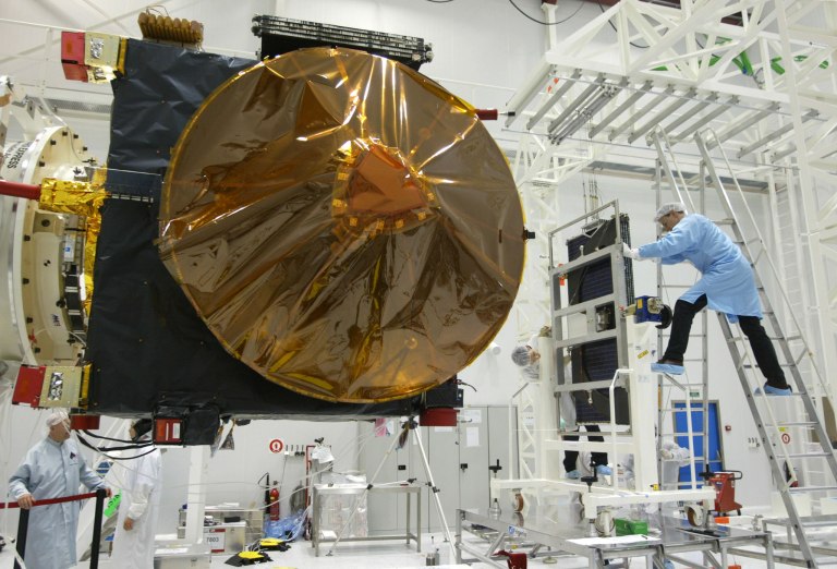εικόνα που δείχνει μηχανικούς επί τον έργον στην Ευρωπαϊκή Υπηρεσία Διαστήματος