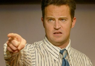 «Ένας έμπορος ναρκωτικών με λευκή ιατρική μπλούζα»: Σε 30 μήνες φυλάκιση καταδικάστηκε ο γιατρός του Μάθιου Πέρι