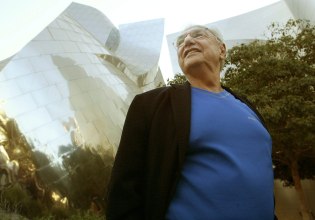 Πέθανε ο Φρανκ Ο. Γκέρι – Ο αρχιτέκτονας που έκανε το μέταλλο να χορεύει, «ανέστησε» το Μπιλμπάο και έδωσε μορφή στο χάος της ζωής