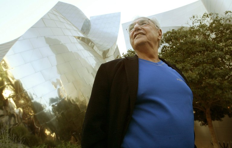 Πέθανε ο Φρανκ Ο. Γκέρι – Ο αρχιτέκτονας που έκανε το μέταλλο να χορεύει, «ανέστησε» το Μπιλμπάο και έδωσε μορφή στο χάος της ζωής