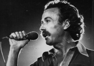 Νίκος Ξυλούρης: Η ζωή, το έργο και το ήθος του «ζωντανεύουν» μέσα από την παράσταση Ο Αρχάγγελος της Κρήτης