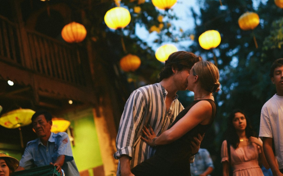 Φιλί κάτω από το γκι: Τι μας λέει η επιστήμη για το έθιμο και το ρεκόρ Guinness