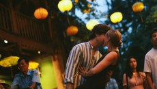 Φιλί κάτω από το γκι: Τι μας λέει η επιστήμη για το έθιμο και το ρεκόρ Guinness