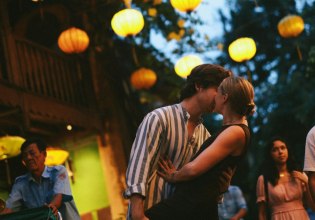 Φιλί κάτω από το γκι: Τι μας λέει η επιστήμη για το έθιμο και το ρεκόρ Guinness