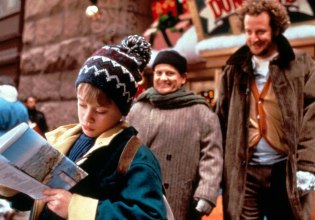 Από τον Ψαλιδοχέρη στο Love Actually: Το Park Your Cinema «βάζει» τα Χριστούγεννα στη μεγάλη οθόνη